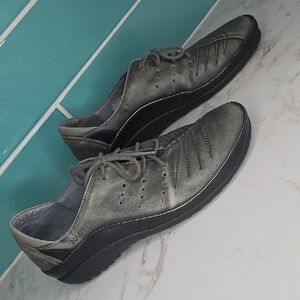 Naot Women’s Metallic Gray Leather Lace-Up Flats